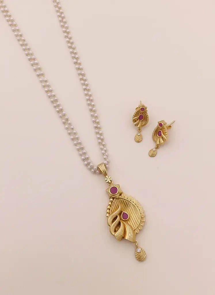 Elegant Leaf Motif Pendant Set