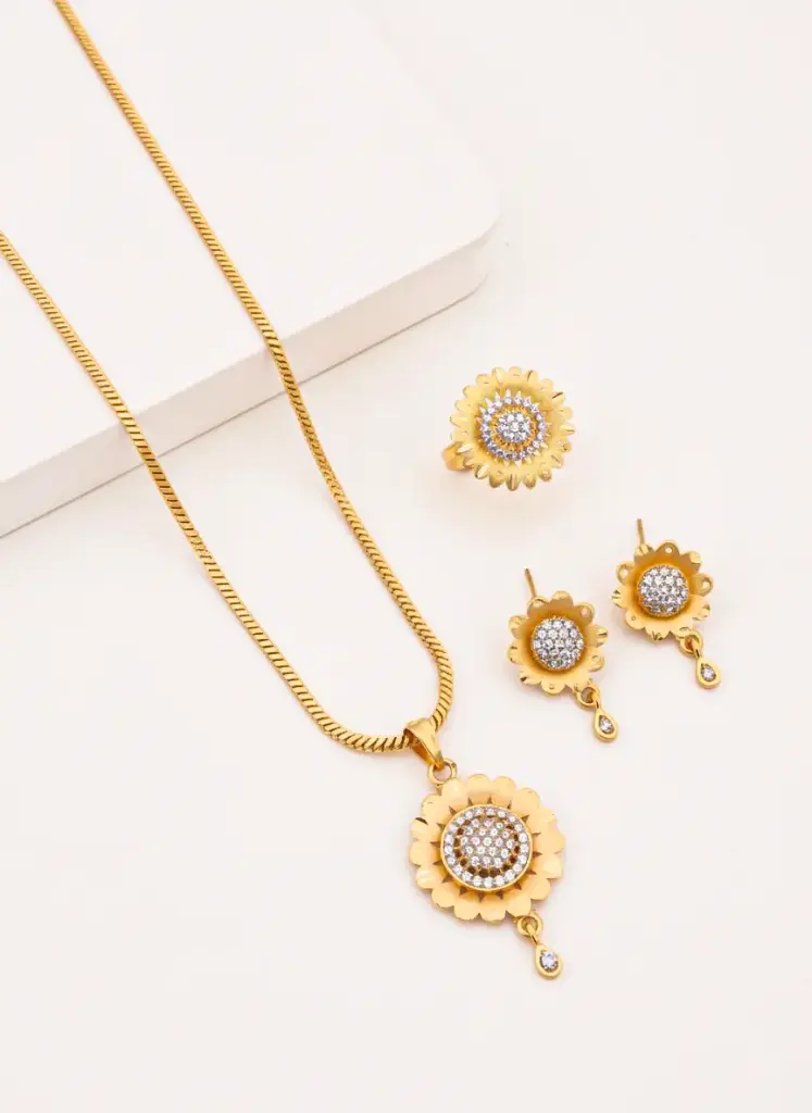 Everyday Elegance Round Sun Design Pendant Set